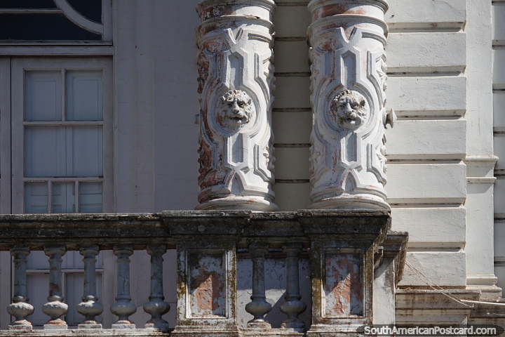 Par de cabezas de leones, obra de cermica de un antiguo edificio de Uruguaiana. (720x480px). Brasil, Sudamerica.