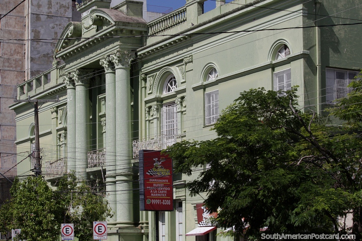 S. Unio Caixeiral, edifcio construdo em 1906 em Uruguaiana com altas colunas. (720x480px). Brasil, Amrica do Sul.