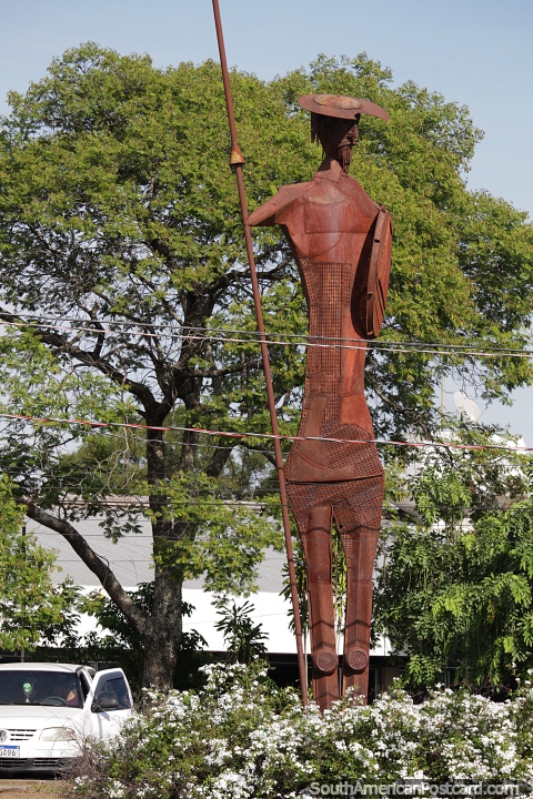 Dom Quijote, alta escultura de hierro de una figura con lanza y escudo en Uruguaiana. (480x720px). Brasil, Sudamerica.