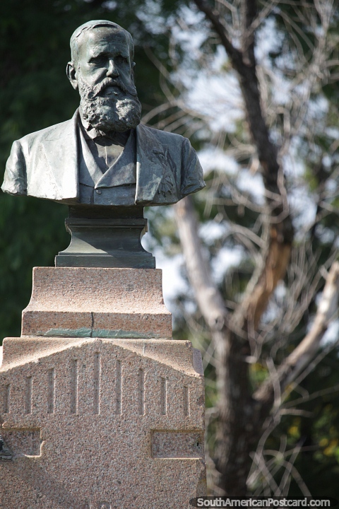 Magnanimo O Povo de Uruguaiana - Pedro II do Brasil, ltimo monarca de Brasil, busto en Uruguaiana. (480x720px). Brasil, Sudamerica.