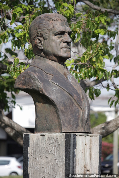 Busto de hombre importante en Uruguayana. (480x720px). Brasil, Sudamerica.