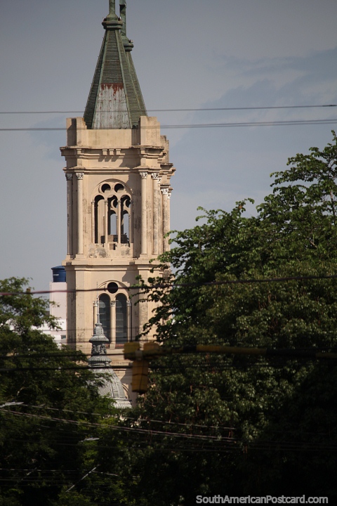 Torres de la catedral de Uruguaiana. (480x720px). Brasil, Sudamerica.