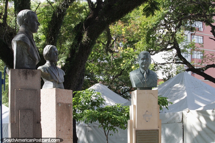 3 important figures dedicated in bronze in the plaza in Uruguaiana. (720x480px). Brazil, South America.