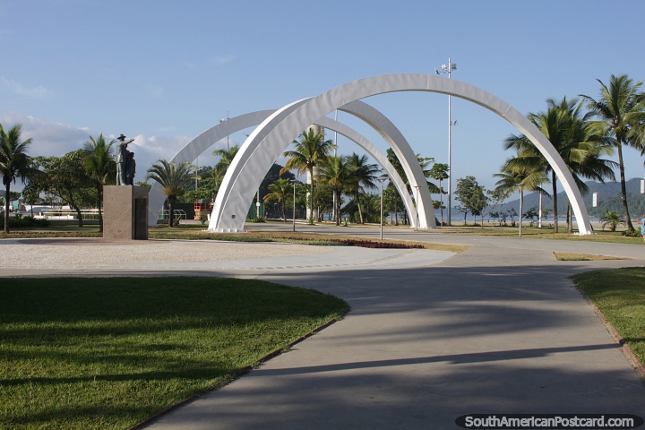 Grandes arcos brancos ao lado do monumento aos imigrantes japoneses na Praia Jos Menino, em Santos. (720x480px). Brasil, Amrica do Sul.
