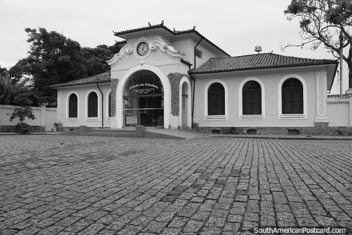 Antiga estao ferroviria de Santos (1936-1999), fachada com relgio. (720x480px). Brasil, Amrica do Sul.