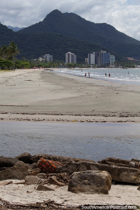 Praia em ambiente tropical agradvel no litoral de Caraguatatuba. (480x720px). Brasil, Amrica do Sul.