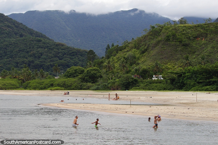 Praia em ambiente tropical em Caraguatatuba. (720x480px). Brasil, Amrica do Sul.