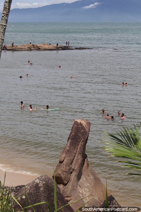 Praia da Freira com a famosa pedra em primeiro plano em Caraguatatuba. (480x720px). Brasil, Amrica do Sul.