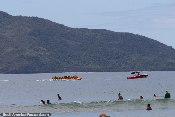 Passeio de barco banana transportando muita gente na Praia Grande em Ubatuba. (720x480px). Brasil, Amrica do Sul.
