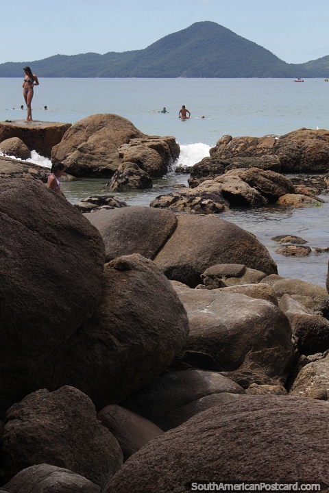 Paisajes rocosos al final de la Playa Grande en Ubatuba. (480x720px). Brasil, Sudamerica.