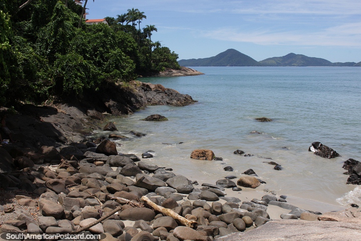 Paisagens pitorescas de praia e guas frescas em Ubatuba. (720x480px). Brasil, Amrica do Sul.