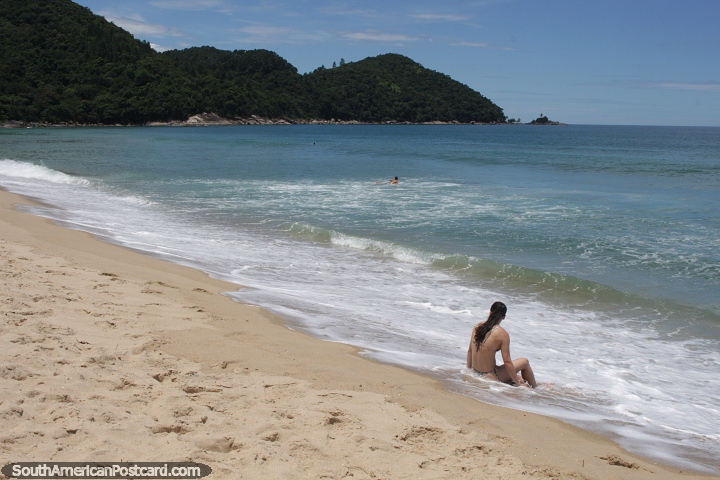 Praia Vermelha onde as ondas abrem um declive na areia de Ubatuba. (720x480px). Brasil, Amrica do Sul.
