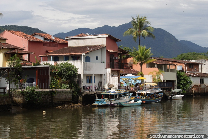Casas e hospedagem s margens do Rio Paraty em Paraty. (720x480px). Brasil, Amrica do Sul.