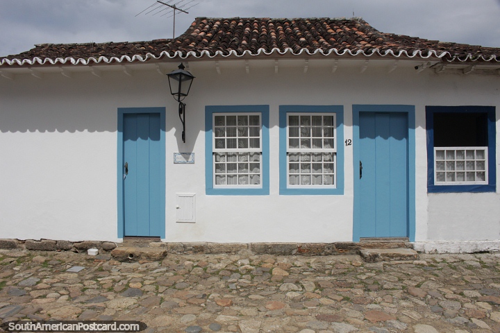 Casa colonial con puertas de madera y techo de tejas en una calle adoquinada en Paraty. (720x480px). Brasil, Sudamerica.