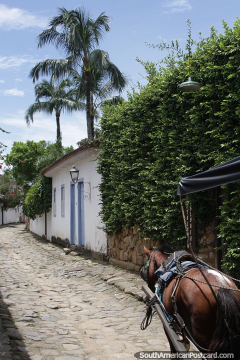 Ruas coloniais misturadas com um cenrio tropical em Paraty. (480x720px). Brasil, Amrica do Sul.