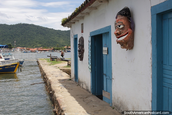 Arts market on the seafront in Paraty with masks decorating the building. (720x480px). Brazil, South America.