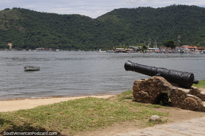Canho preto sobre base de pedra apontando para o mar em Paraty. (720x480px). Brasil, Amrica do Sul.