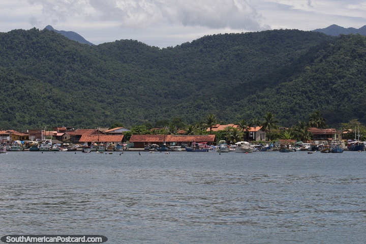 Marina para barcos de pesca com excelente cenrio montanhoso em Paraty. (720x480px). Brasil, Amrica do Sul.