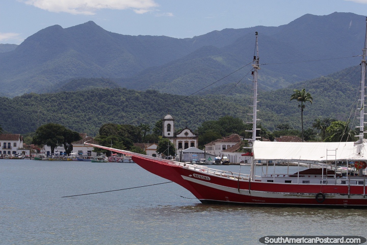 Mountains of the Bocaina National Park behind Paraty. (720x480px). Brazil, South America.