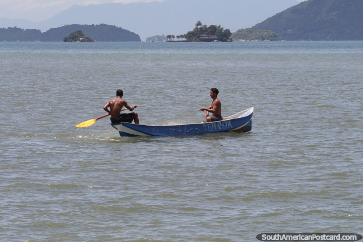 Hombres tendiendo redes de pesca en Paraty. (720x480px). Brasil, Sudamerica.