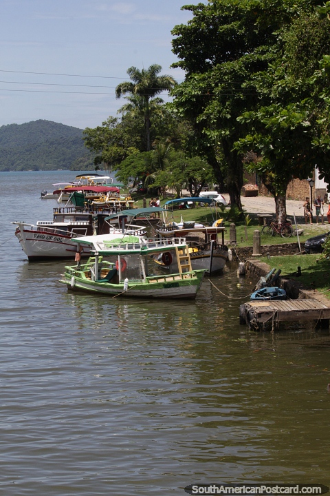 Desembocadura del ro Paraty con barcos, palmeras e isla lejana. (480x720px). Brasil, Sudamerica.