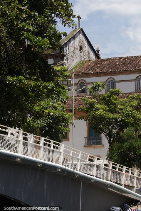 Vista del puente sobre el ro y la parte trasera de la iglesia en Paraty. (480x720px). Brasil, Sudamerica.