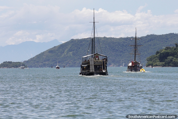 Barcos piratas de pasajeros se hacen a la mar para visitar las islas de Paraty. (720x480px). Brasil, Sudamerica.