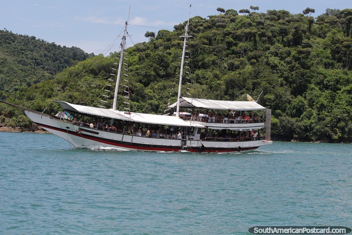 Vessel carrying many people out to the islands in Paraty. (720x480px). Brazil, South America.