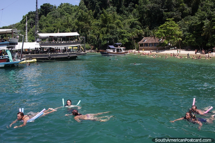 Barcos de passageiros chegam s praias da ilha para as pessoas nadarem em Paraty. (720x480px). Brasil, Amrica do Sul.