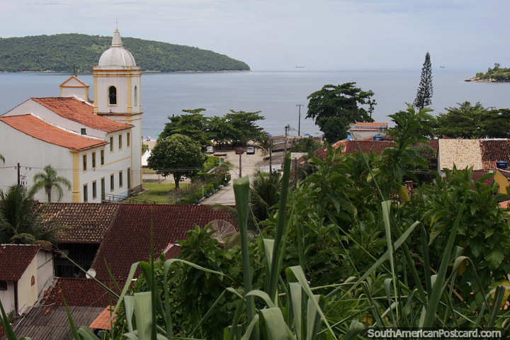 Iglesia de Nuestra Seora del Rosario detrs de la playa en Mambucaba. (720x480px). Brasil, Sudamerica.