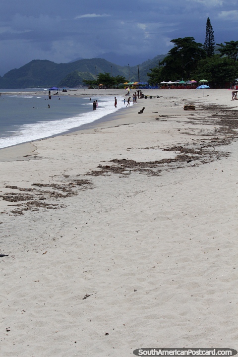 Bela praia local em Mambucaba com areias brancas. (480x720px). Brasil, Amrica do Sul.