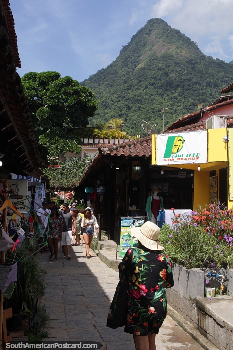 El municipio de Abrao tiene bonitas calles para explorar en Isla Grande. (480x720px). Brasil, Sudamerica.