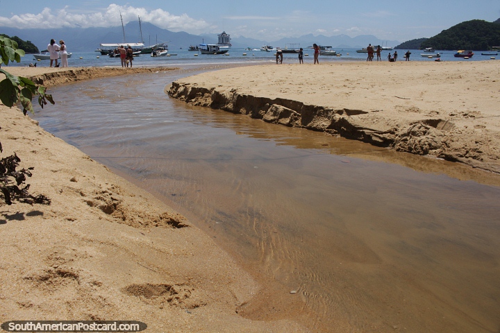 Pessoas aproveitam a praia do Abrao em um lindo dia na Ilha Grande. (720x480px). Brasil, Amrica do Sul.