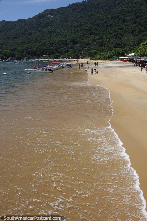 Playas con bellos escenarios y aguas cristalinas en Isla Grande. (480x720px). Brasil, Sudamerica.