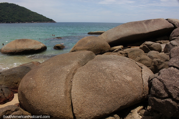 Large boulder split into 2 parts at Caxadaco Beach, Ilha Grande. (720x480px). Brazil, South America.