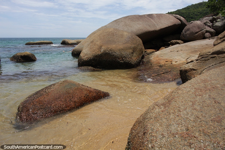 Aguas limpias y claras alrededor de las rocas de la playa de Caxadaco en Isla Grande. (720x480px). Brasil, Sudamerica.