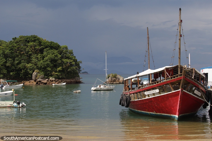 Itaipava II, gran barco rojo para excursiones de un da por Isla Grande. (720x480px). Brasil, Sudamerica.