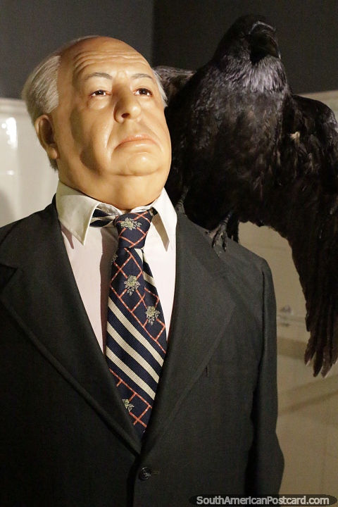 Alfred Hitchcock, diretor de muitos filmes de terror famosos, incluindo Os Pssaros, Museu de Cera de Petrpolis. (480x720px). Brasil, Amrica do Sul.