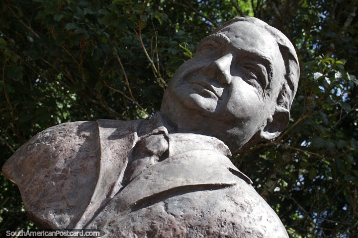 Maestro Csar Guerra-Peixe (1914-1993), busto de un compositor local en Petrpolis. (720x480px). Brasil, Sudamerica.