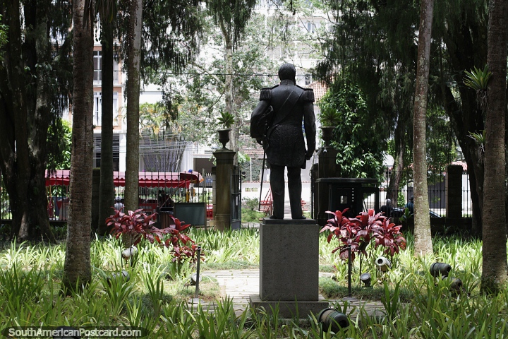 Estatua de Dom Pedro II y una plaza verde en Petrpolis. (720x480px). Brasil, Sudamerica.