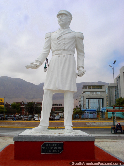 La estatua de Almirante Patricio Lynch Solo de Saldivar que era un oficial naval Chileno, costa de Iquique. (480x640px). Chile, Sudamerica.