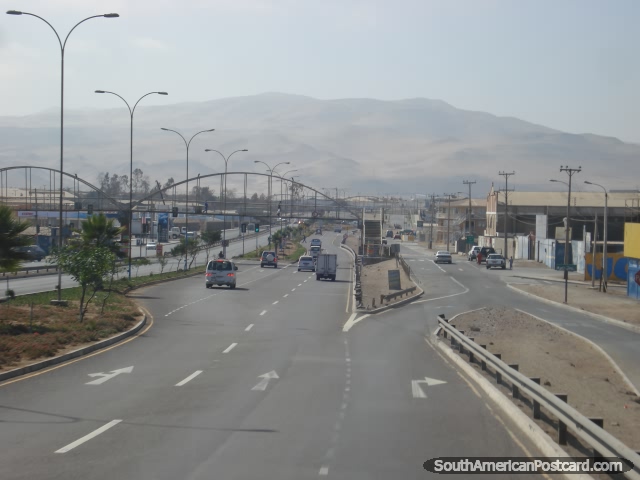 Estrada de várias faixas para a estrada pan-americana de Iquique. (640x480px). Chile, América do Sul.