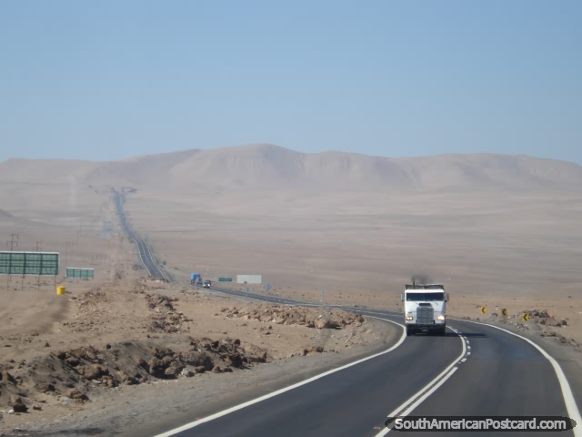 El viaje de 5 horas de Iquique a Arica a lo largo de la carretera del Panamericana. (640x480px). Chile, Sudamerica.
