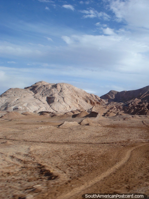 El camino teje a travs del terreno rocoso entre Paso de Jama y Calama. (480x640px). Chile, Sudamerica.