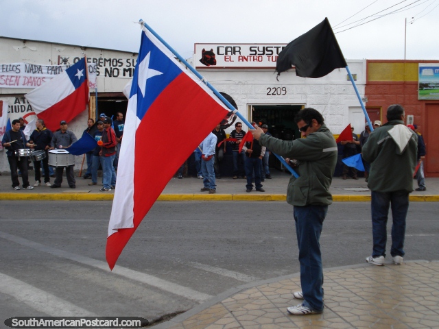 As pessoas mantêm bandeiras e tambores de pancada no momento de um protesto em Calama. (640x480px). Chile, América do Sul.