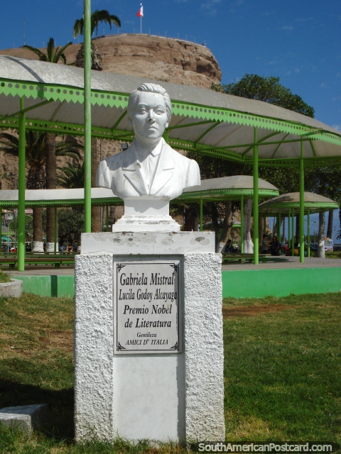 Gabriela Mistral (1889-1957), famosa poeta, estatua en Arica con el promontorio detrs. (480x640px). Chile, Sudamerica.