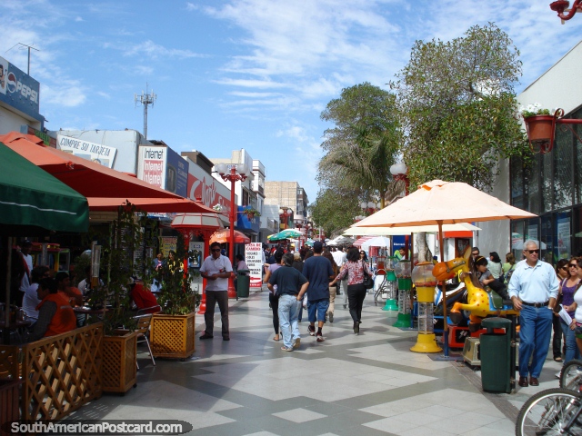 Passeio de Mayo Peatonal 21, lugar público com lojas e restaurantes em Arica. (640x480px). Chile, América do Sul.