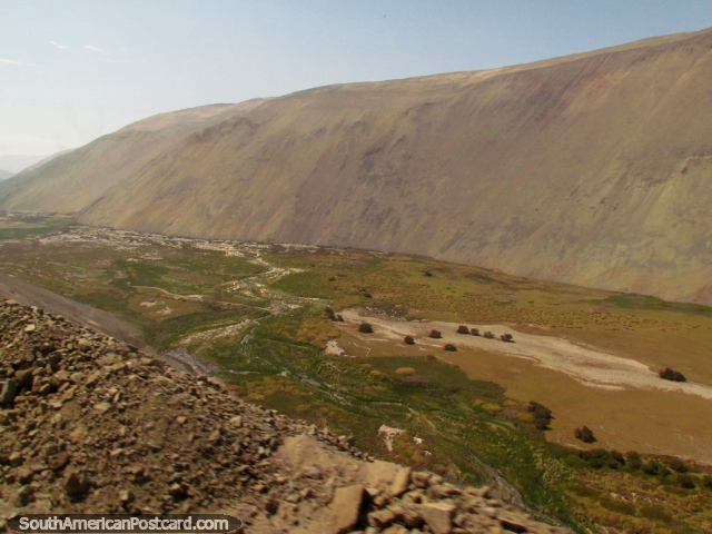 Um vale verde-escuro rodeado da desolação como encabeçamos o sul de Arica. (640x480px). Chile, América do Sul.