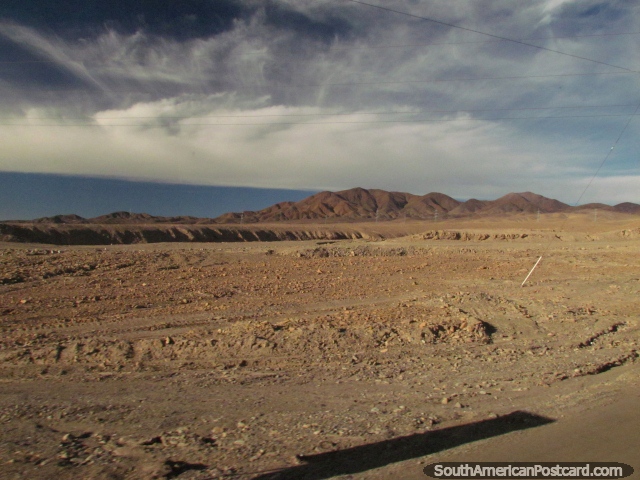 Terreno estril y triste al norte de Calama. (640x480px). Chile, Sudamerica.