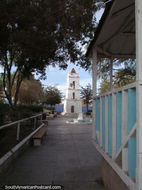A praça pública com torre branca em Toconao em San Pedro de Atacama. (480x640px). Chile, América do Sul.